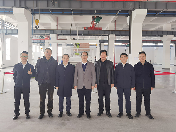 現(xiàn)代精工董事長和貴州磷化董事長一行人合照